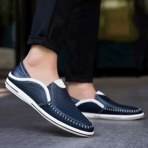 Läder sandaler äkta skor män trevliga sommar avslappnade hål slip-on platta ko manliga loafers svart vit a1295 853f