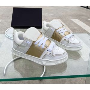 Scarpe da donna in abito da donna Open Skate Calfskin Pattente in pelle Stud Sneaker Casual Sneaker Designer Luxurys Fashion Ladies Sports 35-45 Valentine Sqwp