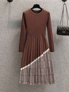 Casual Dresses 4xl Large Size Women Patchwork Kinting Dress 2024 Långärmad O Neck Plaid Pleated Autumn Winter Sweater Vestido Robe