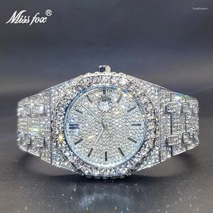 Relógios de pulso missfox gelou cor prata cor de diamante de diamante calendário de luxo calendário de luxo, relógios de quartzo à prova d'água para homens de alta qualidade relógio de mão grande