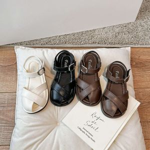 Barn mode sandaler för flickor 2024 sommar ny casual prinsessa romerska söt andas mjuka tröstiga strandskor l2405