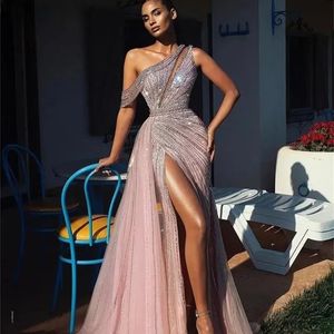 Eleganckie na ramię długimi sukienki na studniówkę pełne koraliki dla arabskich kobiet seksowne frontowe rozłam formalne wieczorne suknie.