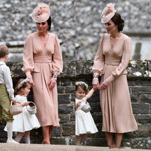 Kate Middleton Simple Chiffon Mother of the Bride Dress Long Sleeves Tea Längd Vintage Wedding Gästklänning V Neck Dusty Pink Formal Go 330w