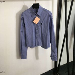 デザイナーシャツの女性ブランド服のための夏のジャケットファッションエンプロイダリーロゴ格子縞の長袖ラペルレディースTシャツ5月16日