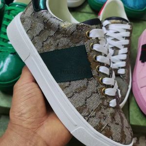 Новые женские мужские обувь пчела Ace Sneakers Низкие повседневные спортивные тренажеры для обуви Дизайнеры Tiger Вышитые черные белые зеленые полосы бегают женщину замечательные 5.17 03