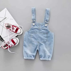 Jumpsuits Spring and autumn childrens denim jumpsuit for boys and girls with loose hanging pockets childrens jeans childrens jackets Y240520JJBZ