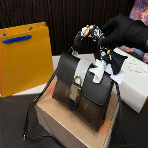 10a mode 23SS Tote Lock Designer Workplace Tote Luxury Lucky Head Bag Shoulder Crossbody BB Womens Makeup 20cm TBCJU