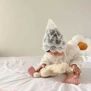 Caps Hats Korean Newborn Baby Lace Cap White Flower Embroidered Princess Hat Summer Breathable Mesh Infant Bonnet Girls Photography Props Y240517