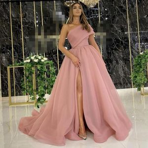 2021 Dusty Pink Elegant Evening Formal Dresses With Dubai Formella klänningar Party Prom Dress Arabic Middle East One Shoulder High Split orga 295m