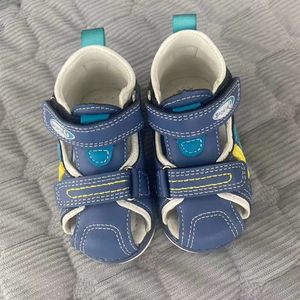 2023 Nya sommarbarn fashionabla för pojkar och flickor Funktionella skor Soft Sole Non-Slip Baby Sandals L2405
