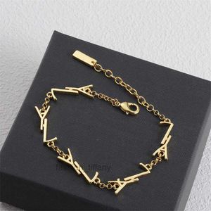 Designer armband kvinnor gyllene bokstäver charm unisex trendiga guld sier armband smycken för bröllopsfestgåvor