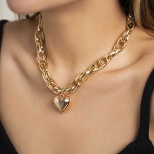 Hänghalsband gotiska vridna tjocka Kravik -halsband för män 2022 Punk Pure Gold Metal Heart Shaped Pendant Necklace For Girls Fashion Jewelry J240516