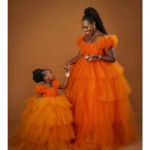 Nya ankomst Mor och barn tyllklänningar för festfotograferingsmössa ärmar Ruffles Ball Evening Dressestulle klänningar