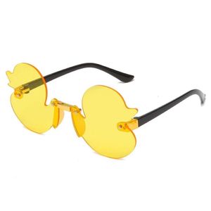 Mode barns solglasögon Rimless Cartoon Duck Shape Sunshade Anti-ultraviolet Party Dekorativa glasögon för barnbarn L2405