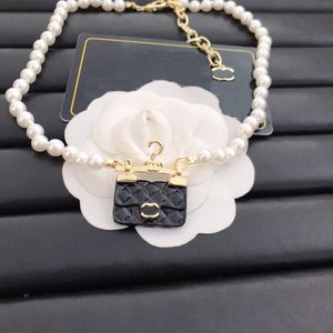 Exquisite Luxury Necklace Designer Women Pearl Necklaces Ladies Jewelry Elegant Letter Pendant Chains Wedding Gift High Quality