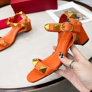 Sommer Womens Sandals Modedesigner sexy High Heels Lederschsten klobig elegant lässige komfortable Büroschuhe Valentine E76V