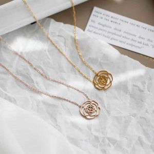 Pendant Necklaces Yun RUO Luxury White Shell Camellia Pendant Necklace for Women 18k Gold Fashion 316 L Stainless Steel Jewelry High Polishing J240516