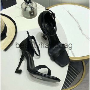 YS Yslheels Y -formade skor Sandaler 2023 Lädermodedesigner Midhigh Heels Fia