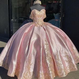 Luxury Pink Gold Brodered Quinceanera Dress Ball Gowns Woman Off the Shoulder Pärled Sweet 15 Dress 16 Girls Designer Party Formal G 190s