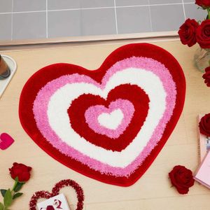 Teppiche Valentinstag Floor Matte Rot herzförmiges Badezimmer Eingang dekorative schmutzfeste und nicht schlupfhafte Fuß H240517