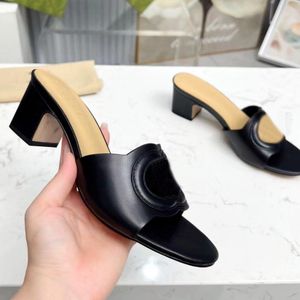 革の女性のハイヒールスリッパサマーデザイナースライドショーサンダルファッションセクシーパーティーシューズホテルソフトドラッグデザイナー女性の革靴5.5cmヒール付き