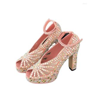 Сандалии розовые хрустальные мощные ноги обувь женщин супер высокие каблуки сандаловая сетка сетка Полая взлетно -посадочная полоса Desinger Свадебная невеста