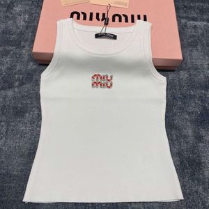 Kvinnors stickor Tees MM Family 24 Early Spring New Curved Bead Yarn Versatile Knitted Tank Top Female Letter Brodery Decoration Shirt