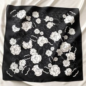 Klassisk retrodesign Flower Printed Silk Scarf Charming Girl Classic Simple Sunshade Scarf Elegant Soft Comant Boutique Gift Scarf Size 50 x 50cm
