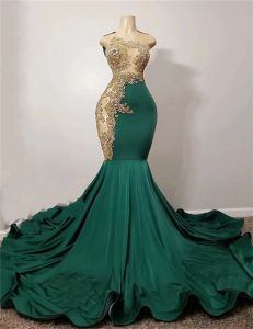 Klänningar Emerald Green Mermaid Luxury African Prom Dress for Black Girl Gold Applique Diamond Crystal Gillter kjol Evening Formal Gown