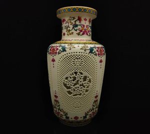 Китайская фарфоровая фарфоровая ручная ручная ручная резной полая ваза W Qianlong Mark S4351431991