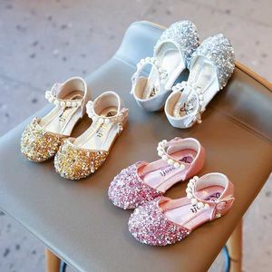 Flat Shoes Girls Sprincess Shoes paljetter Pearl Gold Pink Summer Children Sandaler täcker tå 21-36 TODDLER Fashion Party Dance Kids Flats H240518