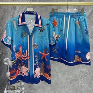 2024 Summer kortärmad skjorta set kort topp för män casual set av hög kvalitet ocean world tryck lapel streetwear skjorta kostym 240517