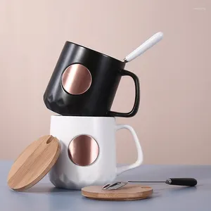 Massen kreative Persönlichkeit Keramik Cup Geschenk Kupfer Abzeichen Wasser Haushaltslöffel Tasse mit Deckelküchenlieferungen