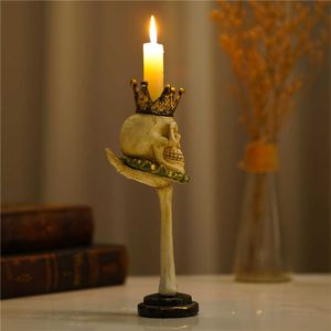 Titulares de velas Crown Skeleton Pillar Candlestick Resin Craft com mãos compridas que sustentam o crânio usando um novo produto H240518