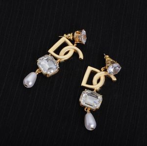 Orecchini con frange di perla con diamanti di gioielli designer premium