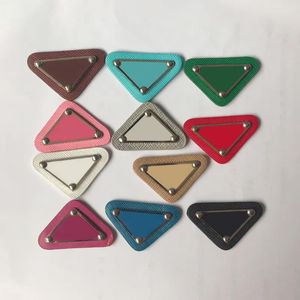 스탬프 금속 가죽 삼각형 편지가있는 멀티 컬러 삼각형 DIY 보석 헤어 액세서리 액세서리 제작 도매