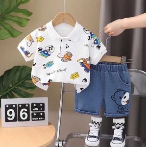 Set di abbigliamento per ragazzi set estivo in stile coreano abbigliamento da cartone animato t-shirt a collo e due abbigliamento per bambini J240518