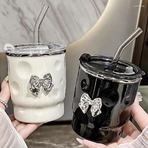 Vattenflaskor Bow Ceramic Straw Cups Ostformad kaffedryck Kettles Valentine's Day Gift Svart och vita muggar