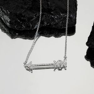 Naszyjniki wiszące złota sier Diamond strzałka miłość luksusowy designer klasyczny naszyjnik crysatl dhinestone dla mężczyzn kobiet