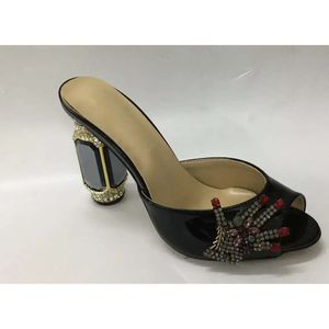 سيدات 2021 نساء أصلي من الجلد الحقيقي وحيد القرن الراين الكعب الصنادل الصيفية Flip-Flops slipper slip-on wedder wedder gradiator shoes pallots diamond relems 3d hands 7a8a