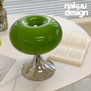 テーブルランプモダンなLEDグリーンアップルランプホームデコレーションスタディクリエイティブベッドルーム照明ダイニング雰囲気の光