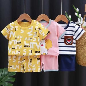 衣類は子供の子供の服をセットしますJ240518