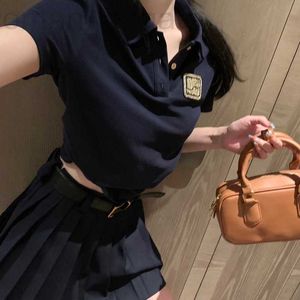 İki parçalı elbise tasarımcısı netizen 2024 Yaz Yeni Altın İplik İşlemeli Mektup Polo Gömlek Kısa Kollu Yaş Pileli Etek Kemer Seti VRGH