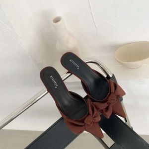 Halva sandaler på kvinnors glidande tofflor Bow Pointed Tip Mules Outdoor Casual Pumps Low Heel Loafers Sandal Per Mule Caual Pump Loafer 727 D 7423