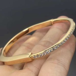 Hot Picking TFF Versão alta Bracelet High Version V Gold New Diamond Inclaid Lock Series em forma de U Lock Head Gradual Diamond Bracelet