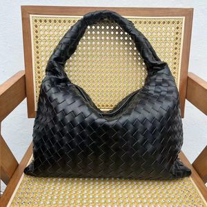 VB HOP medium handbag, invincible conspicuous bag, woven women's bag inspired by travel bag, luxury designer handbag, fashionable, perfect travel bag, full of texture