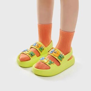 utune夏のかわいい子供サンダルスリッパ漫画ソフトボーイズアンドシューズの外の靴厚い靴底庭園diyパッチスライド240511