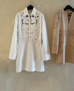 Vestido branco de bordado de flor de pilha tridimensional