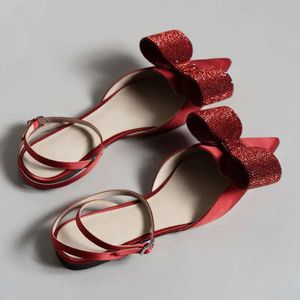 Kadın bayanlar 2024 deri saten düz topuk sandalet ayakkabıları pompalar yaz yağma ayak parmakları parti düğün tokası sivri Avrupa ve Amerika bowtie payetli kumaş boyutu 075f