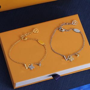 Pulseira de charme de designer de luxo 18K Bracelete de moda requintada de ouro e prata para jóias para festas de casamento feminino